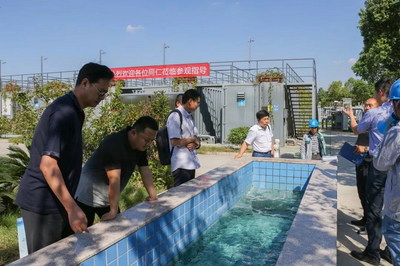 與會代表參觀開創(chuàng)環(huán)保杭州余杭應急污水處理項目設施